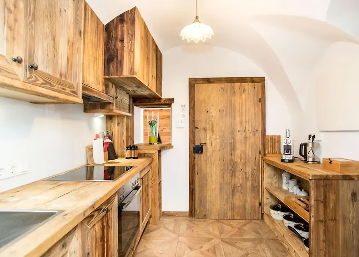 Historic Lakeview Apartment *